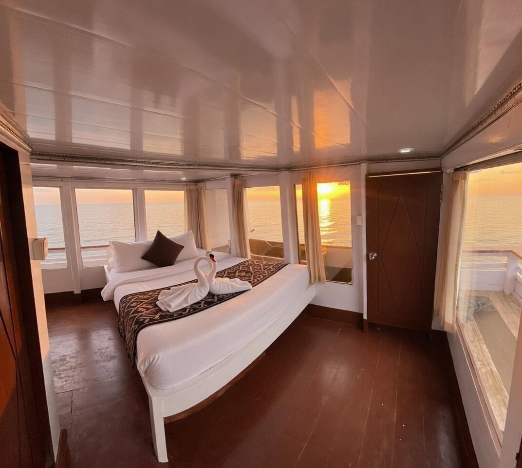 Madiun — Master Balcony with bathtub – King Cirox 2 Phinisi