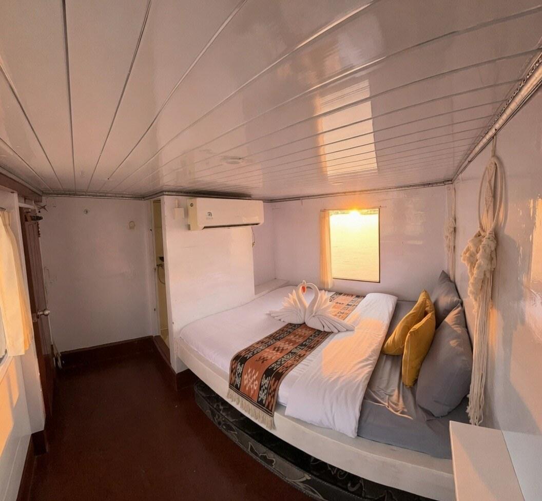 Surabaya — Private Cabin – King Cirox 2 Phinisi