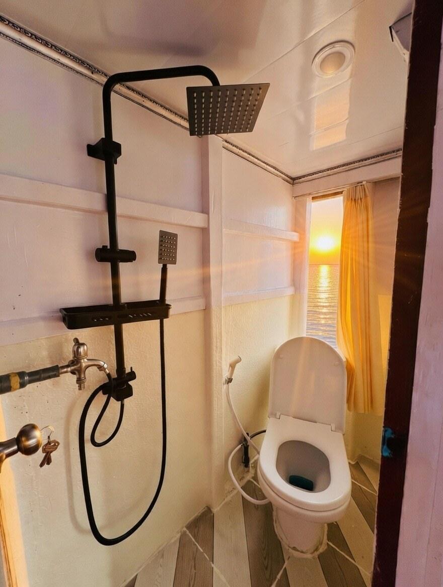 Surabaya — Private Cabin – King Cirox 2 Phinisi