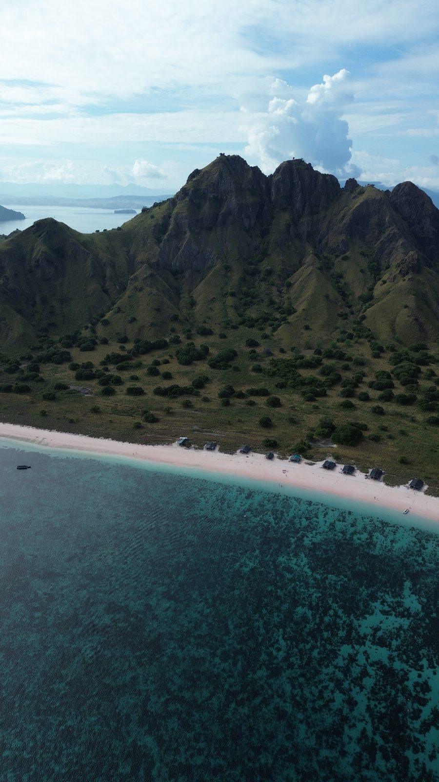 King Cirox 2 Phinisi – Pink Beach, Komodo: pale pink sand, a reef off the shore and an afternoon stop