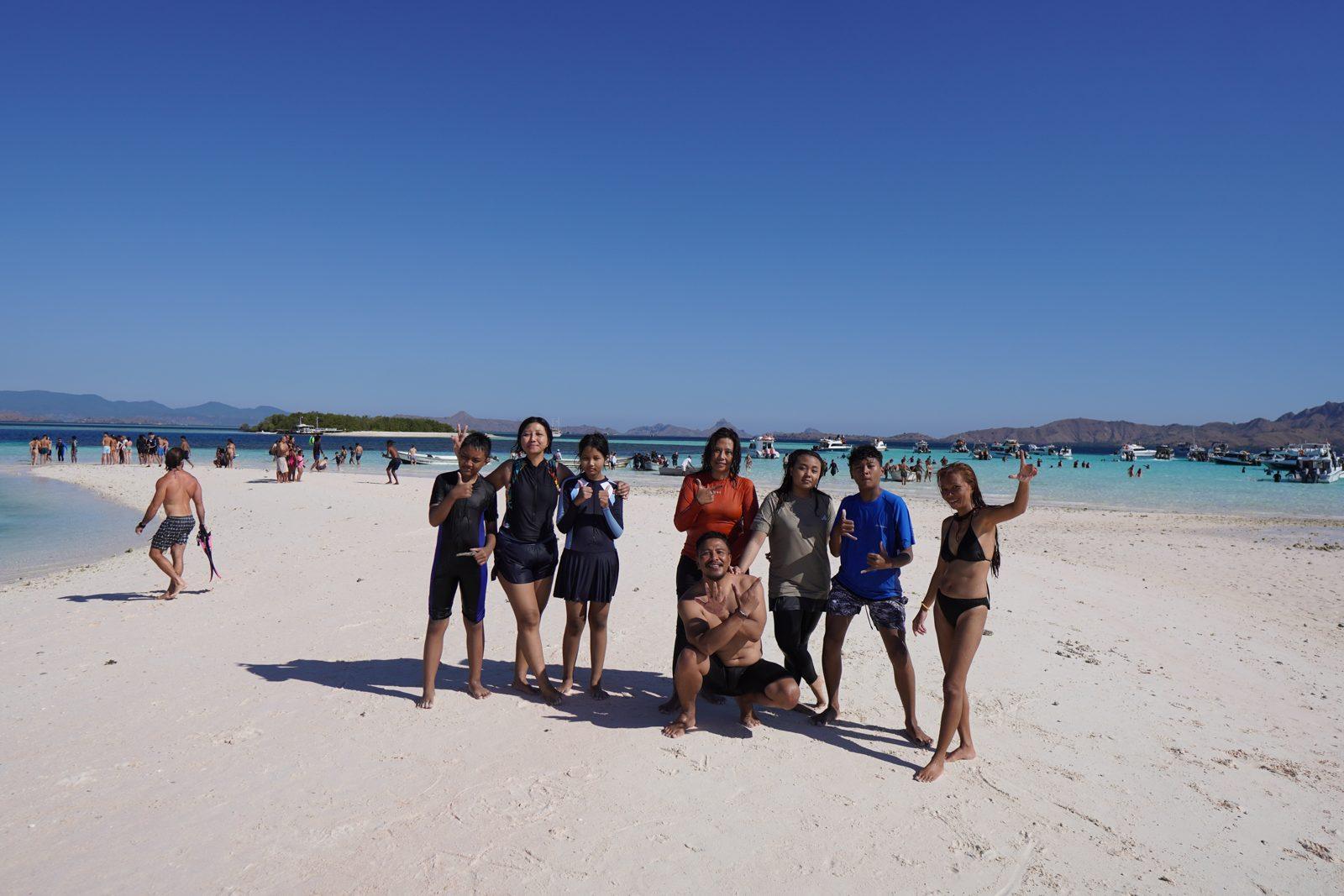 Taka Makassar – group posing on white sandbar (Real photo from a Komodo Explorer trip)